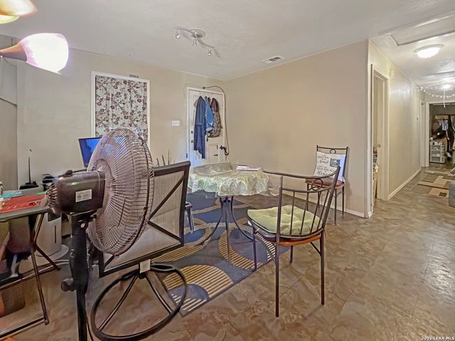 213 E 4th, Elmendorf, TX 78112