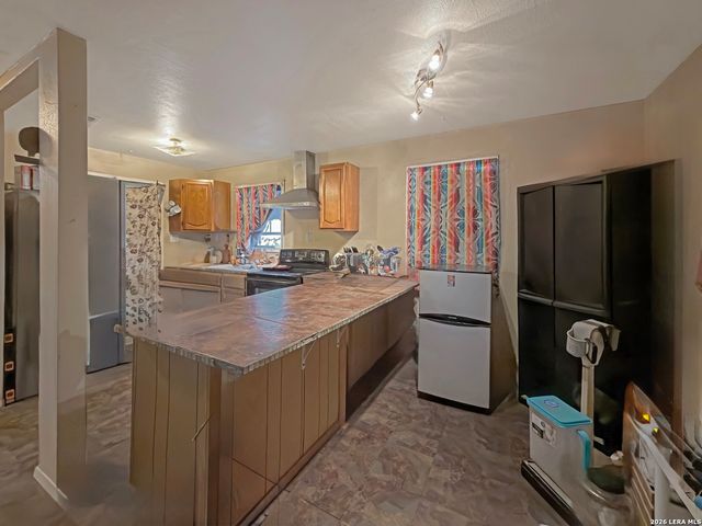 213 E 4th, Elmendorf, TX 78112