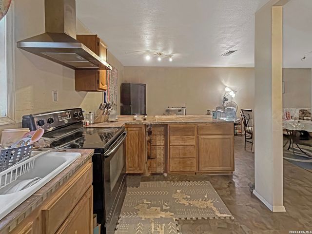 213 E 4th, Elmendorf, TX 78112