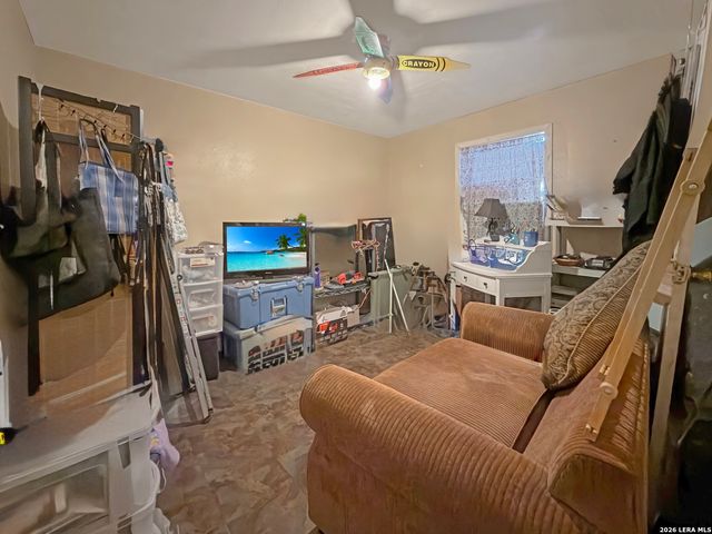 213 E 4th, Elmendorf, TX 78112