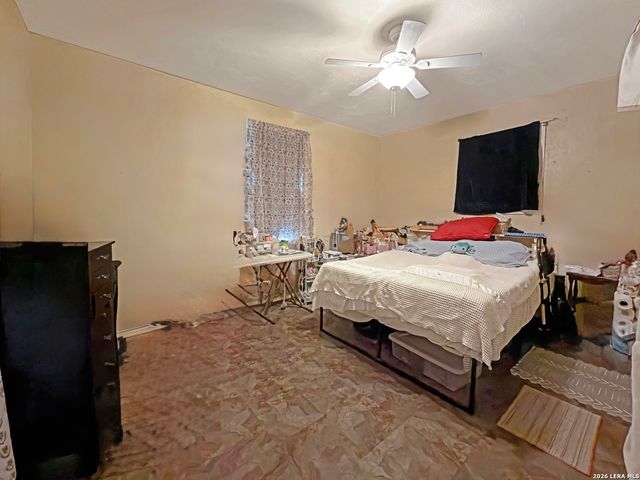 213 E 4th, Elmendorf, TX 78112