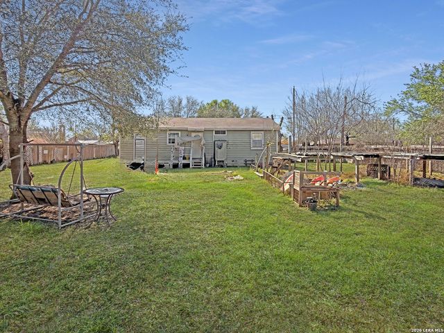 213 E 4th, Elmendorf, TX 78112