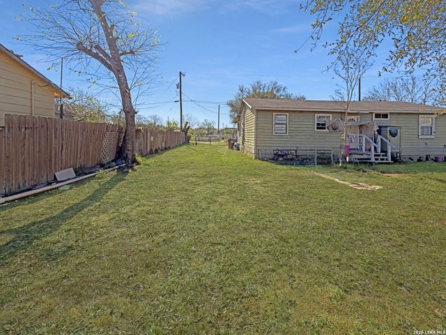 213 E 4th, Elmendorf, TX 78112