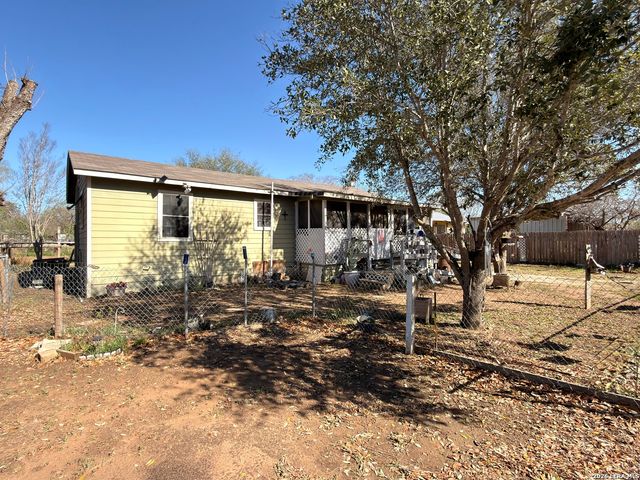 213 E 4th, Elmendorf, TX 78112