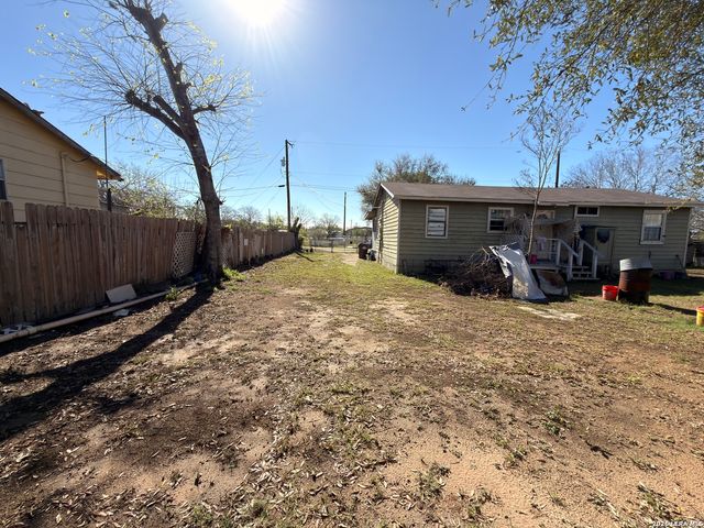 213 E 4th, Elmendorf, TX 78112