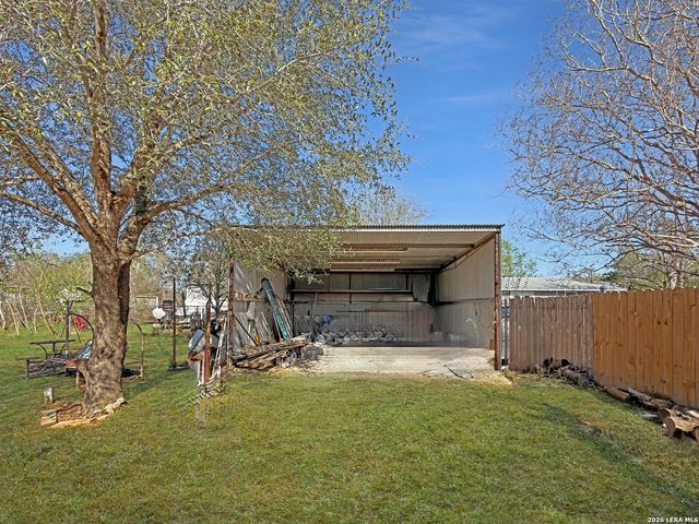 213 E 4th, Elmendorf, TX 78112