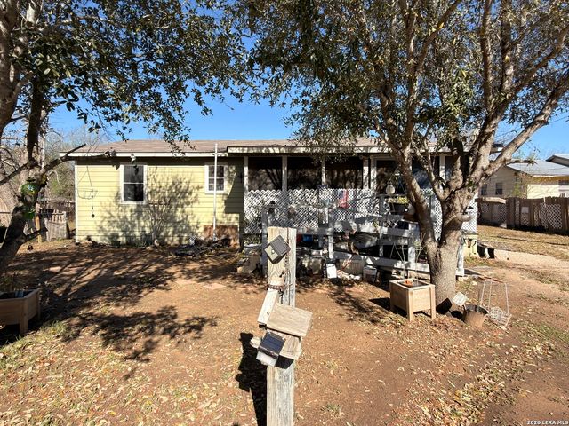 213 E 4th, Elmendorf, TX 78112