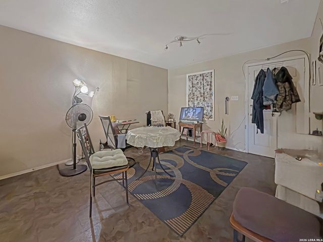 213 E 4th, Elmendorf, TX 78112