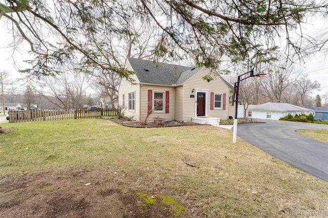 723 Globe Road, Waterford Charter Township, MI 48328