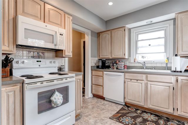 723 Globe Road, Waterford Charter Township, MI 48328