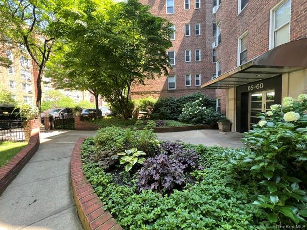 6560 Wetherole St Apt 5J, Rego Park, NY 11374 — photo 2