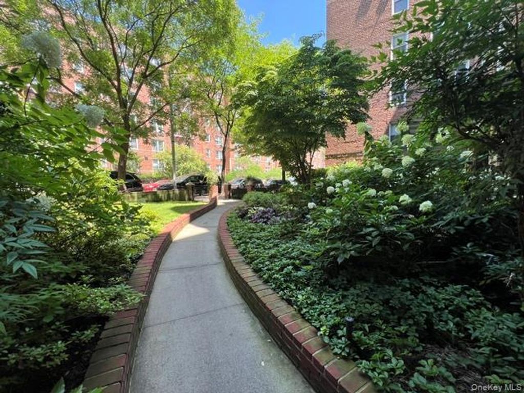 6560 Wetherole St Apt 5J, Rego Park, NY 11374 — photo 3