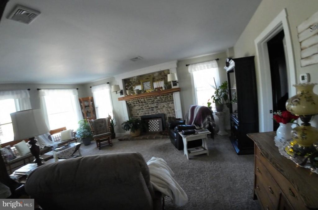Image 6 of property listing at 13901 SE OLDTOWN RD SE, Cumberland, MD 21502