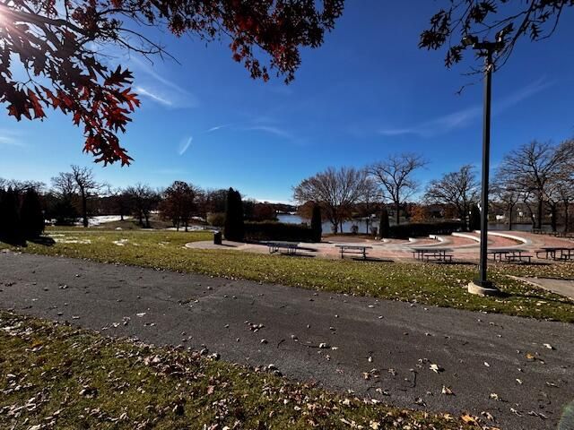 9989 Settlers Court, St. John, IN 46373