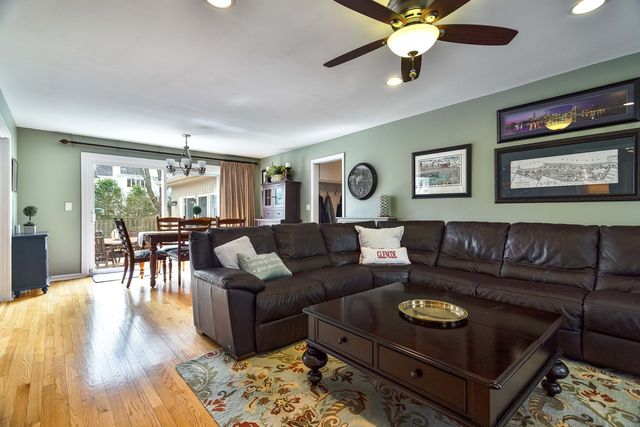 90 Linden Avenue, Glencoe, IL 60022