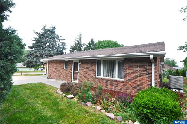 5400 Homestead Court, Lincoln, NE 68521