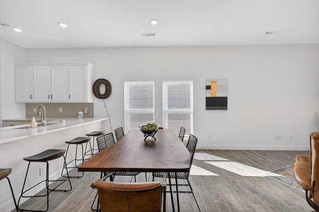 2306 N Greystone Square, Webb City, MO 64870