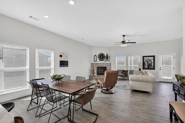 2306 N Greystone Square, Webb City, MO 64870