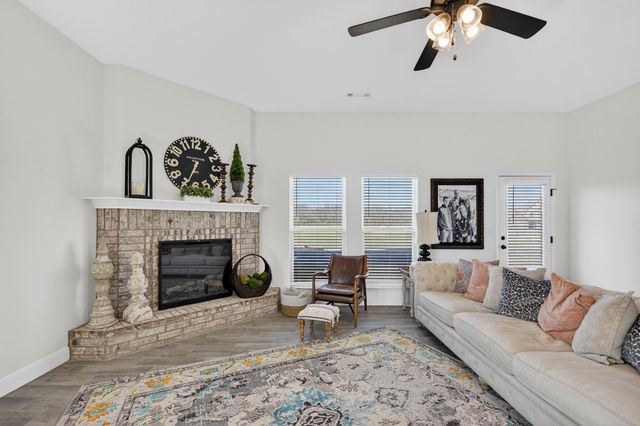 2306 N Greystone Square, Webb City, MO 64870