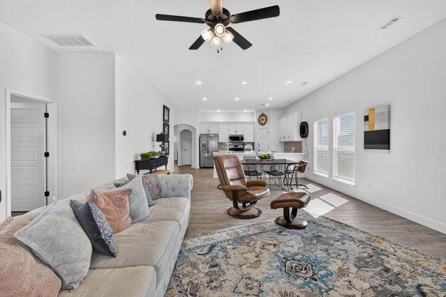 2306 N Greystone Square, Webb City, MO 64870