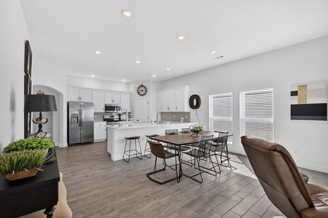 2306 N Greystone Square, Webb City, MO 64870