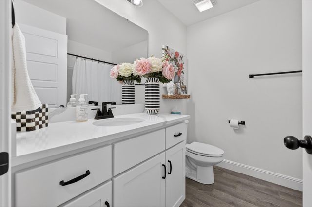 2306 N Greystone Square, Webb City, MO 64870