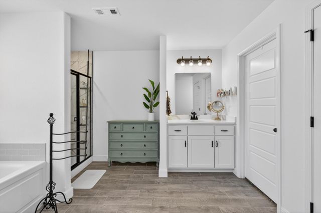 2306 N Greystone Square, Webb City, MO 64870