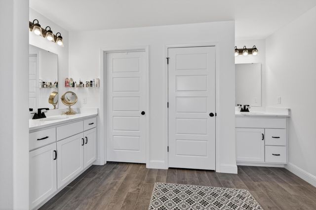 2306 N Greystone Square, Webb City, MO 64870