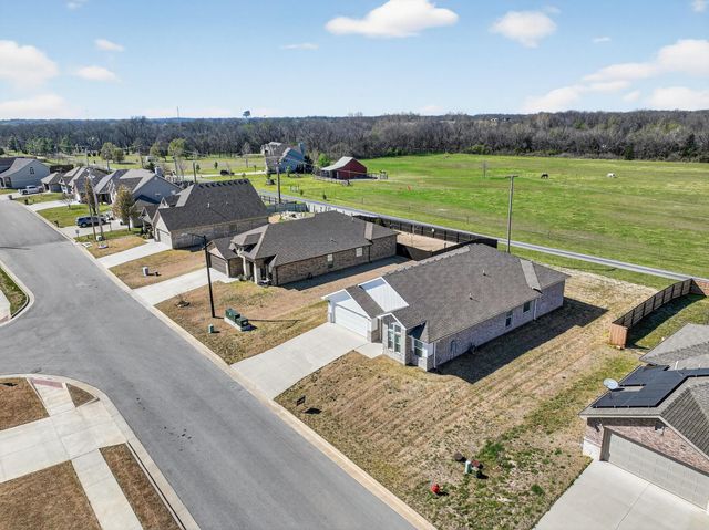 2306 N Greystone Square, Webb City, MO 64870