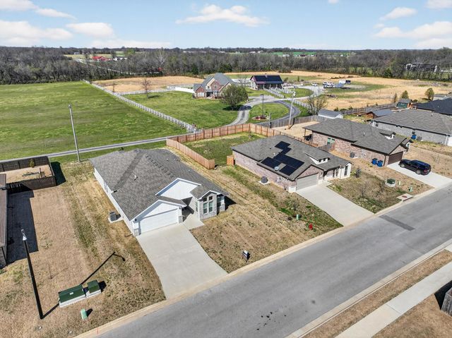 2306 N Greystone Square, Webb City, MO 64870