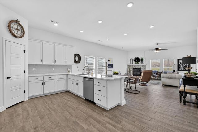 2306 N Greystone Square, Webb City, MO 64870