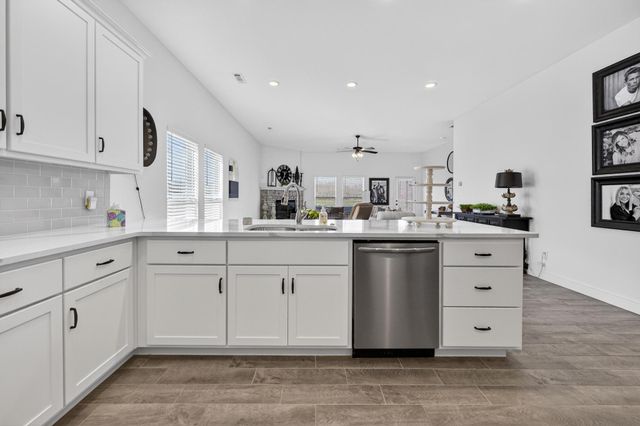 2306 N Greystone Square, Webb City, MO 64870