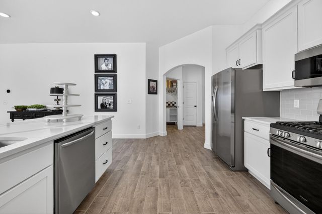 2306 N Greystone Square, Webb City, MO 64870