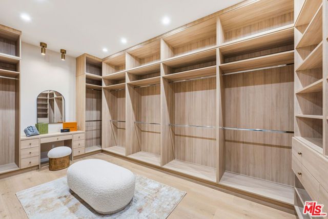 16643 Addison Street, Encino (los Angeles), CA 91436