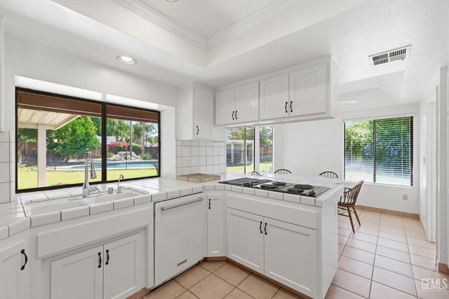 9700 Willow Oak Court, Bakersfield, CA 93311