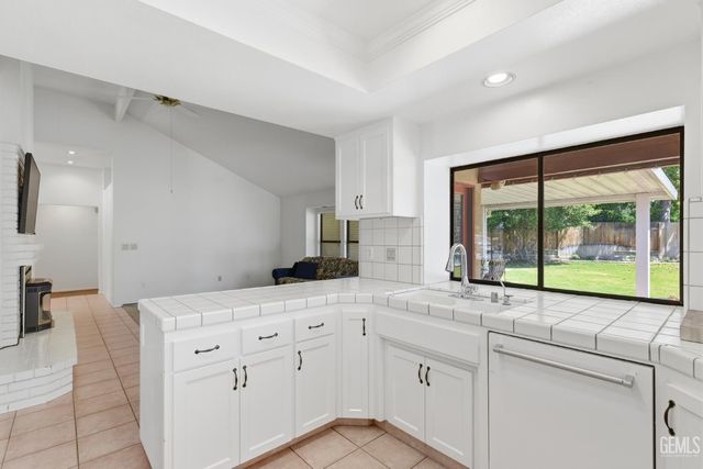 9700 Willow Oak Court, Bakersfield, CA 93311
