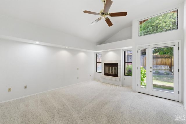 9700 Willow Oak Court, Bakersfield, CA 93311