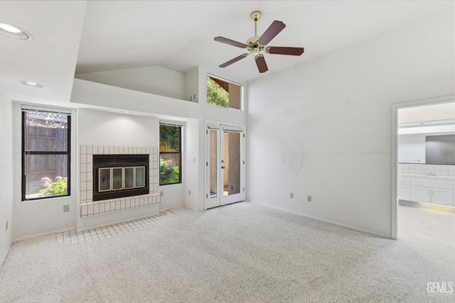 9700 Willow Oak Court, Bakersfield, CA 93311