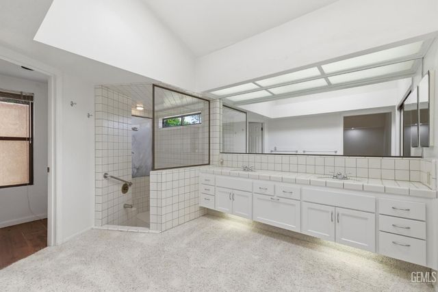 9700 Willow Oak Court, Bakersfield, CA 93311