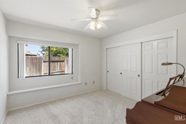9700 Willow Oak Court, Bakersfield, CA 93311