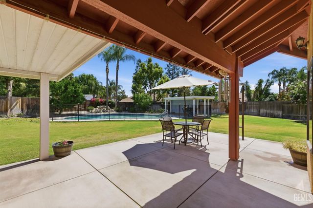 9700 Willow Oak Court, Bakersfield, CA 93311