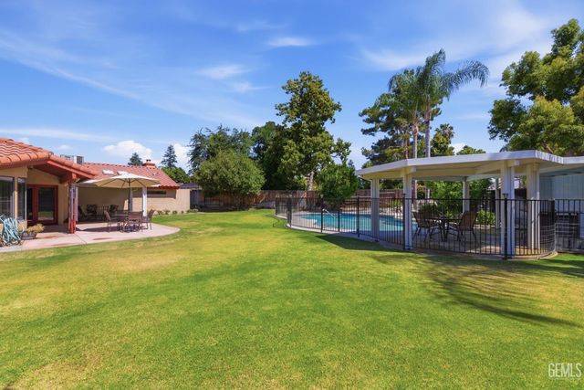 9700 Willow Oak Court, Bakersfield, CA 93311
