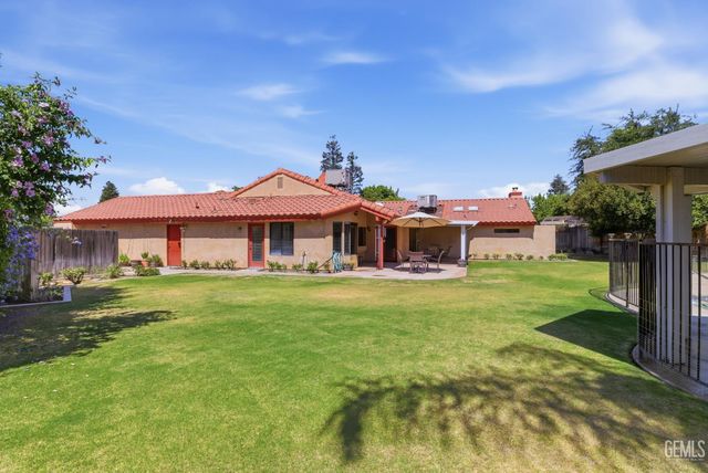 9700 Willow Oak Court, Bakersfield, CA 93311