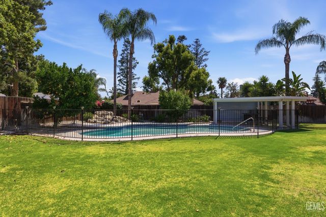 9700 Willow Oak Court, Bakersfield, CA 93311