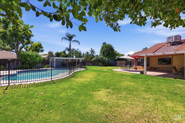 9700 Willow Oak Court, Bakersfield, CA 93311