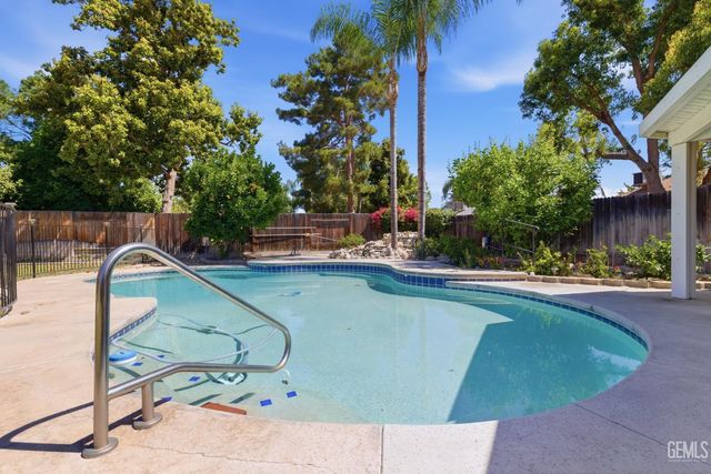 9700 Willow Oak Court, Bakersfield, CA 93311