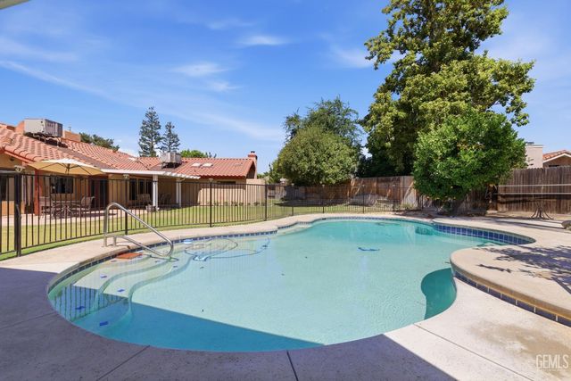 9700 Willow Oak Court, Bakersfield, CA 93311