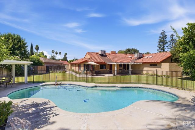 9700 Willow Oak Court, Bakersfield, CA 93311