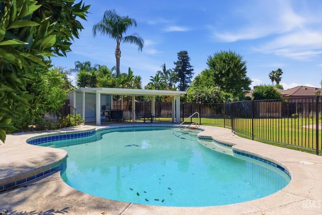 9700 Willow Oak Court, Bakersfield, CA 93311