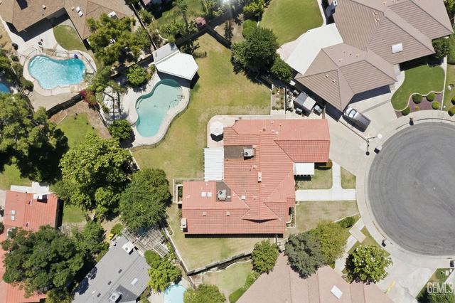 9700 Willow Oak Court, Bakersfield, CA 93311